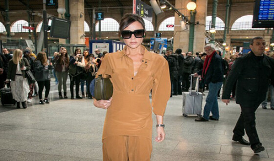 Виктория Бекхэм прогулялась в модном платье по Парижу