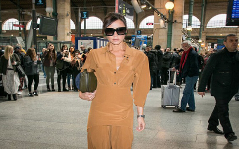 Виктория Бекхэм прогулялась в модном платье по Парижу