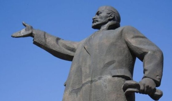 На Полтавщине демонтировали памятник Ленину