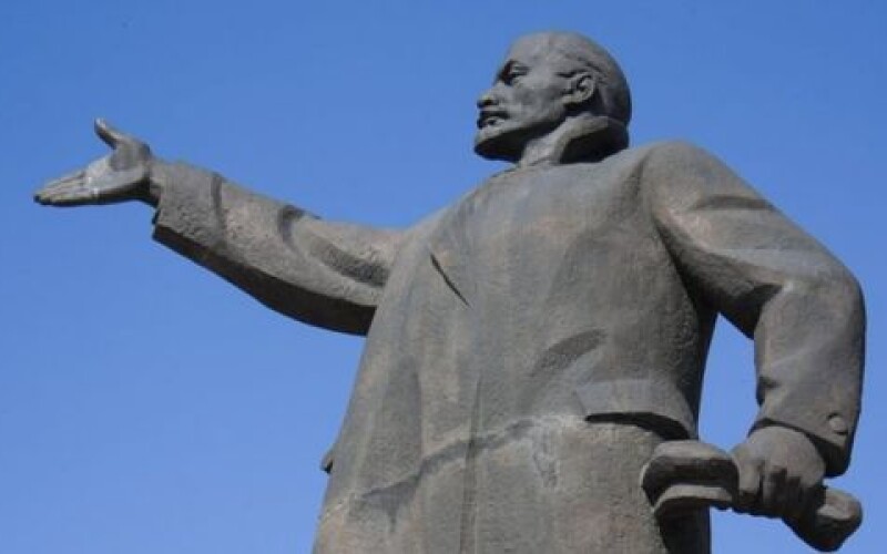 В Украине на аукционе продали бронзовый памятник Ленина