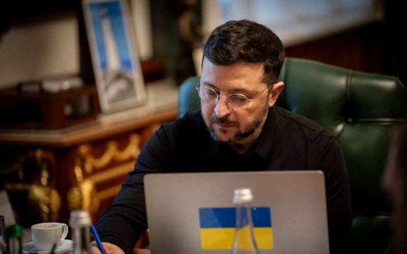 Зеленський ввів санкції проти 56 суден рф, які вивозили українське зерно з окупованого Криму