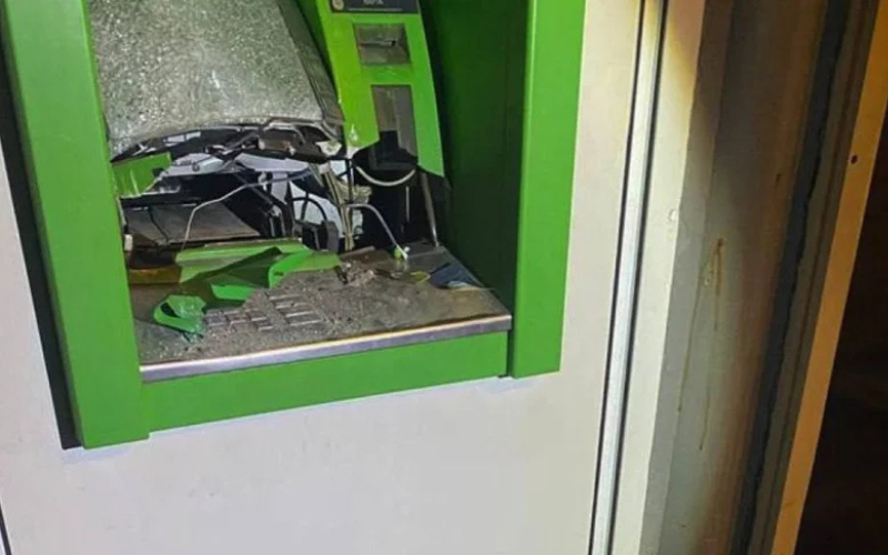 У Києві чоловік розтрощив банкомат через відсутність грошей на картці