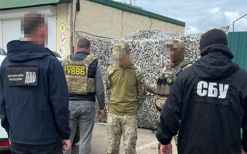 ДБР викрило правоохоронця, який організував незаконне переправлення чоловіків до Придністров’я
