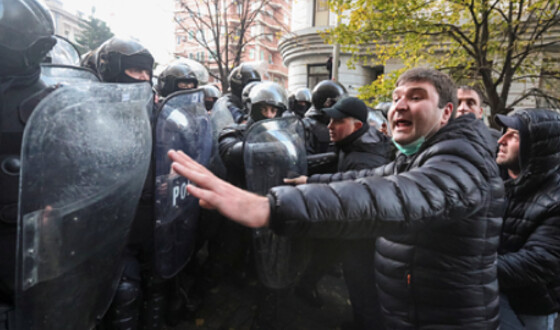 У Грузії під будівлею уряду відбулися сутички поліції з протестуючими