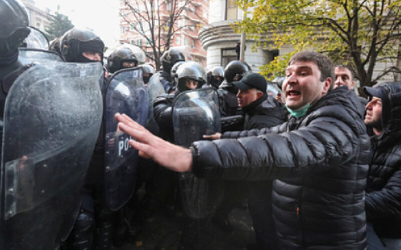 У Грузії під будівлею уряду відбулися сутички поліції з протестуючими