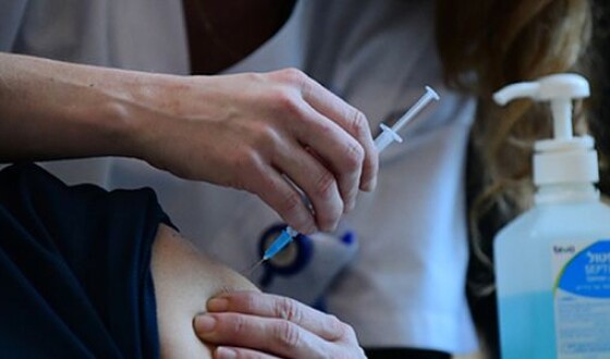 Французьким медикам і соціальним працівникам, які не вакцинувалися, перестануть платити зарплату