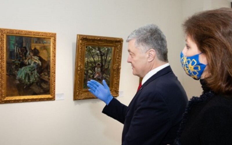 Суд зняв арешт з картин Порошенко