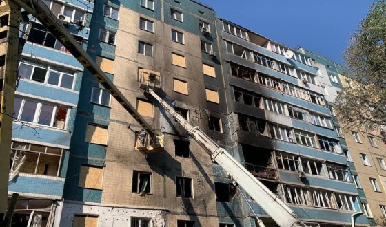 У Камʼянському ворожий безпілотник поцілив у житлову девʼятиповерхівку