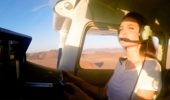 Анджелина Джоли управляла самолетом в Намибии