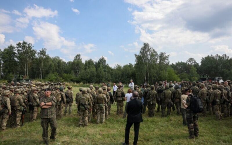 Франція заперечує, що відправила своїх солдатів до України