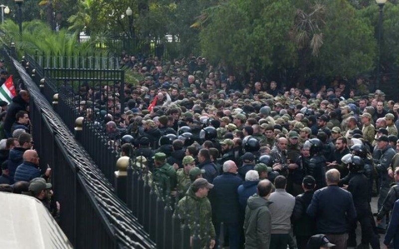 В Абхазії протестувальники вимагають відставки «президента»