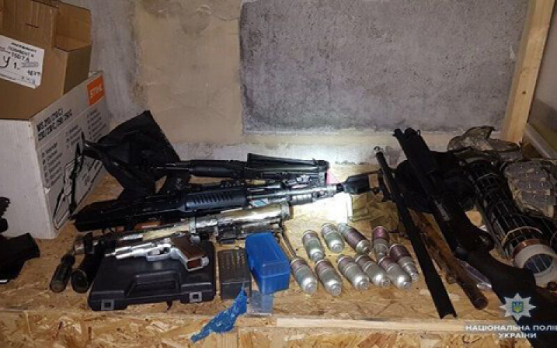 У Києві чоловік облаштував сховище зброї у гаражі