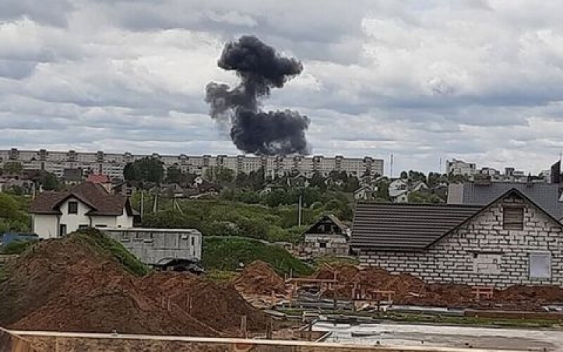 У Білорусі військовий літак впав на житлові будинки
