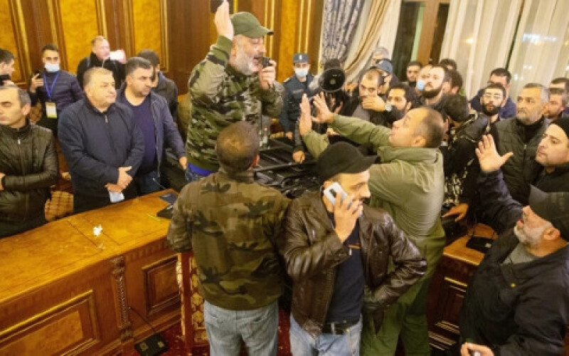 В Єревані затримали 10 опозиційних лідерів, які вимагали відставки Пашиняна