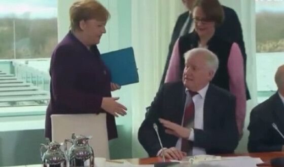 Німецький міністр відмовився тиснути Меркель руку через новий вірус nCoV