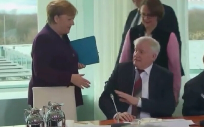 Німецький міністр відмовився тиснути Меркель руку через новий вірус nCoV