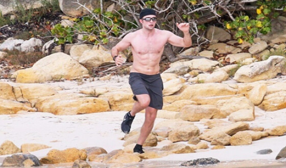 Актер Роберт Паттинсон активно занимается спортом на пляже