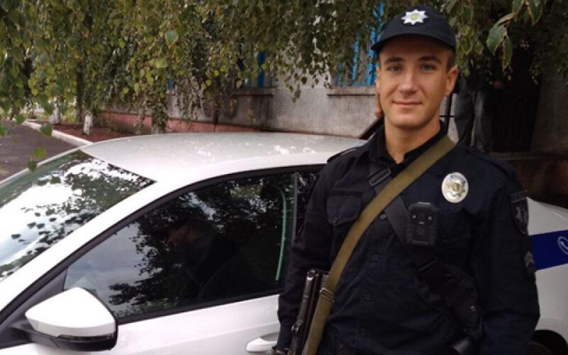 У Маріуполі поліцейський врятував життя таксисту