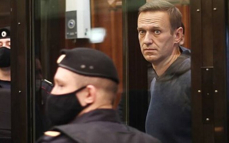 Навального доставили в суд, де продовжиться розгляд його справи про наклеп