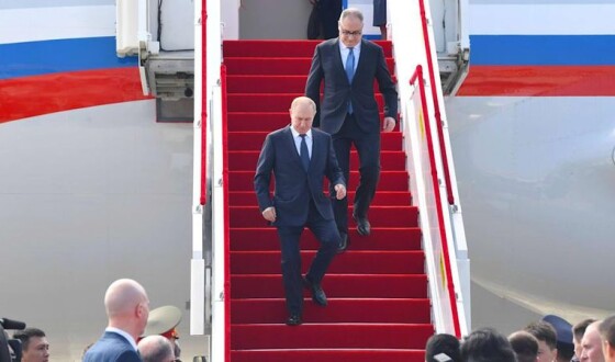 Перед Путіним постелили червону доріжку на саміті ШОС у Китаї