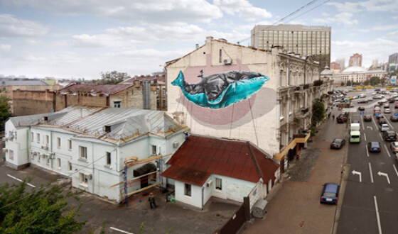 В Киеве появился мурал с исчезающим кашалотом. Фотофакт