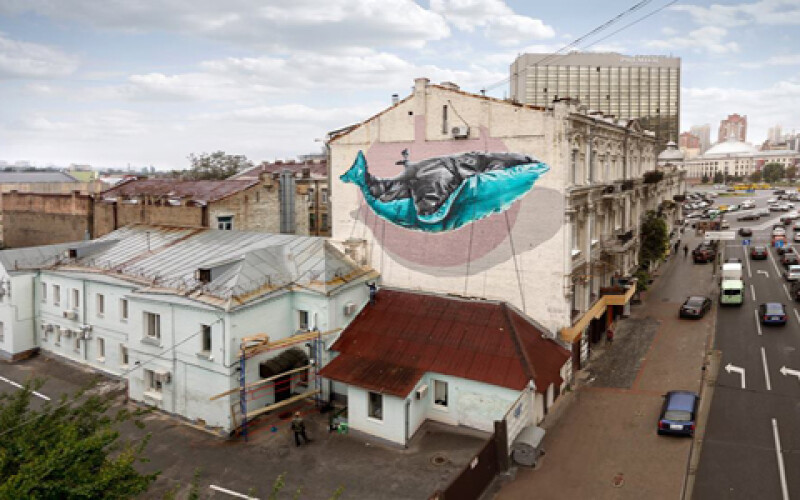 В Киеве появился мурал с исчезающим кашалотом. Фотофакт