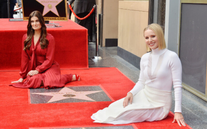 Крістен Белл і Ідіна Менцель отримали зірки на Алеї слави в Голлівуді