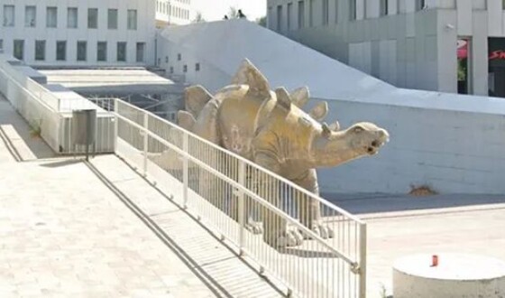 Зниклого в Іспанії чоловіка знайшли мертвим всередині статуї динозавра