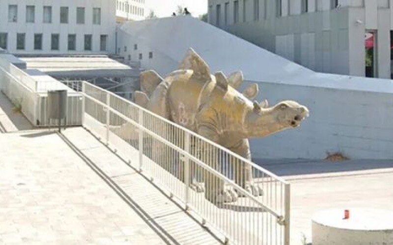 Зниклого в Іспанії чоловіка знайшли мертвим всередині статуї динозавра