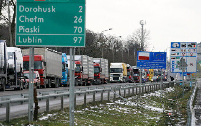Заробітчани вишикувалися в багатокілометрову чергу на кордоні з Польщею