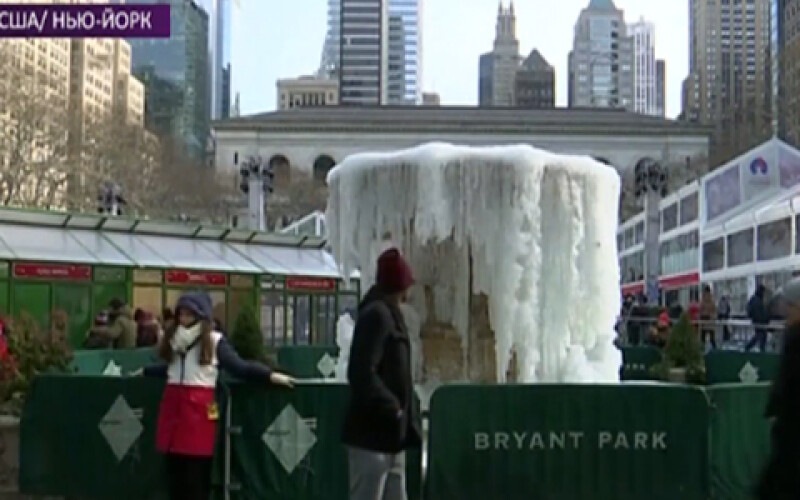 В Нью-Йорке фонтаны превратились в сосульки