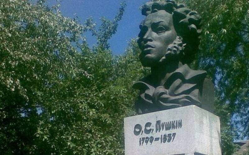 На Львівщині націоналісти не дали російським дипломатам покласти квіти до пам&#8217;ятника Пушкіна