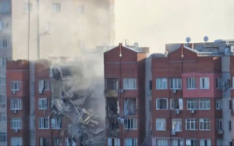 У Дніпрі рашисти зруйнували ракетою багатоквартирний будинок