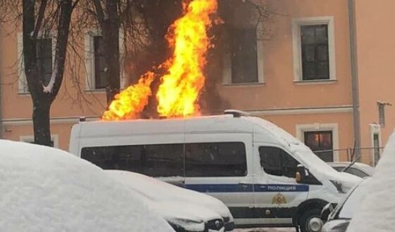 У Москві під час мітингу підпалили поліцейську машину