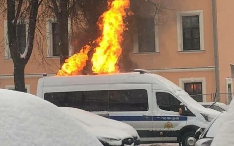 У Москві під час мітингу підпалили поліцейську машину