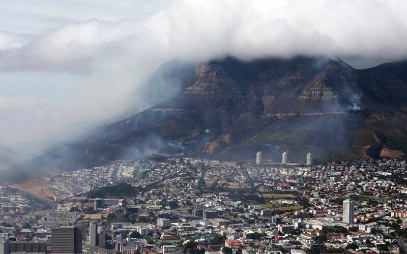 Південна Африка закрила повітряний простір над трьома провінціями через пожежі