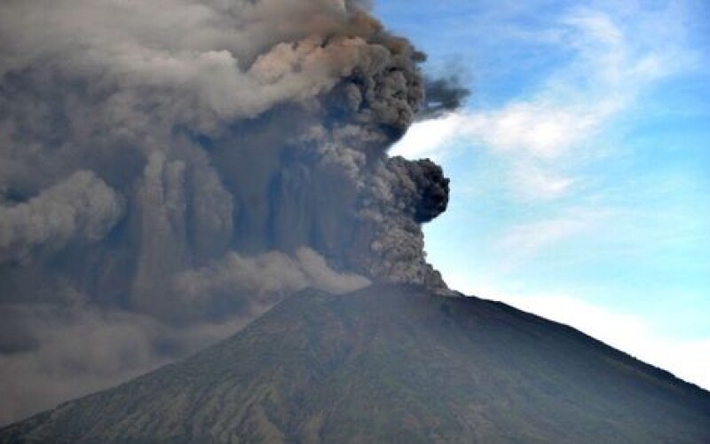 На острове Бали проснулся опасный вулкан