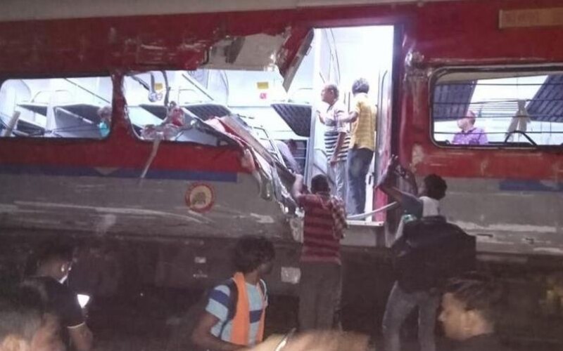 В Індії пасажирський поїзд зіштовхнувся із товарним: загинули майже 300 людей