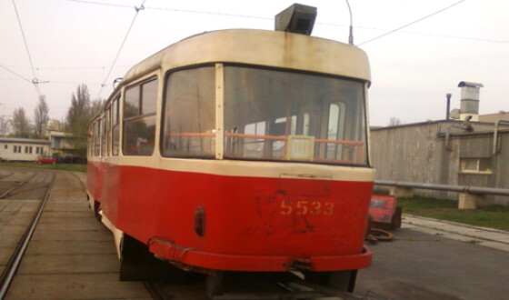 В Киеве вандал повредил трамвай