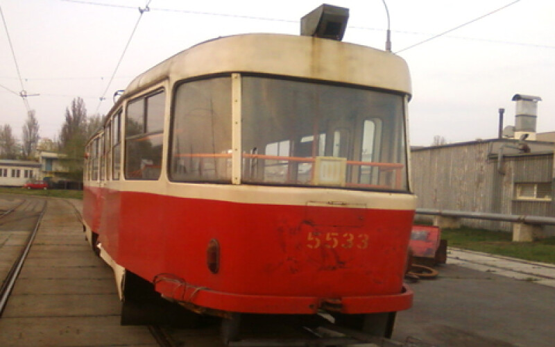 В Киеве вандал повредил трамвай
