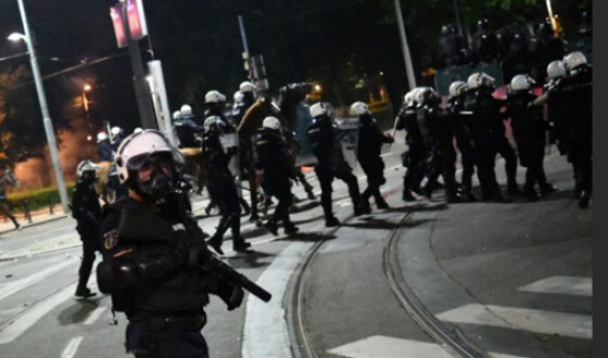 Беспорядки в Белграде: на акциях протеста ранены 43 полицейских и 17 демонстрантов
