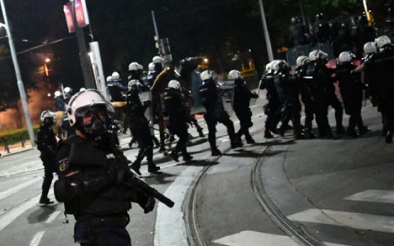 Беспорядки в Белграде: на акциях протеста ранены 43 полицейских и 17 демонстрантов