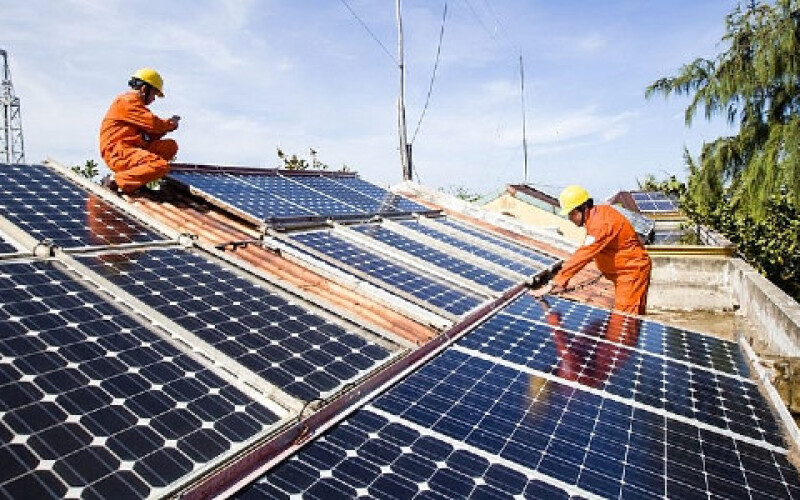 У Сінгапурі запустили одну з найбільших плавучих сонячних електростанцій