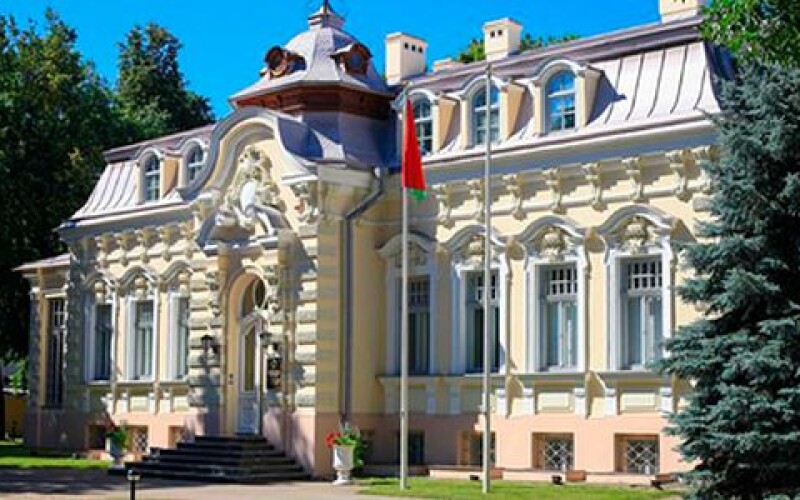 У Литві закидали картоплею посольство Білорусі