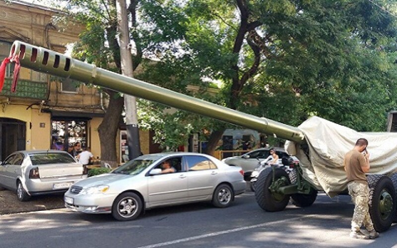 У центрі Одеси потрапила у ДТП армійська вантажівка з гаубицею. ФОТО