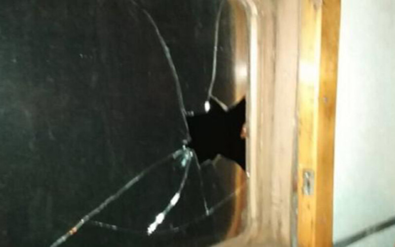 В Закарпатье брошенный в электричку камень чуть не убил пассажира
