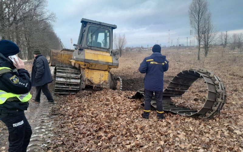 На Київщині тракторист наїхав на міну, але залишився живий