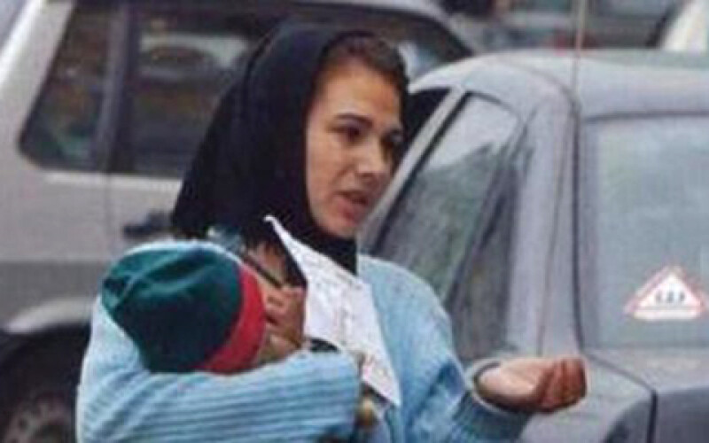 В Запорожье женщина попрошайничала, используя свою дочь