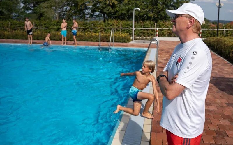 У Баварії мер міста пішов працювати рятувальником, аби не попустити закриття басейну