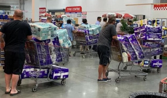 В Австралії через паніку навколо нового вірусу розкупили в супермаркетах туалетний папір